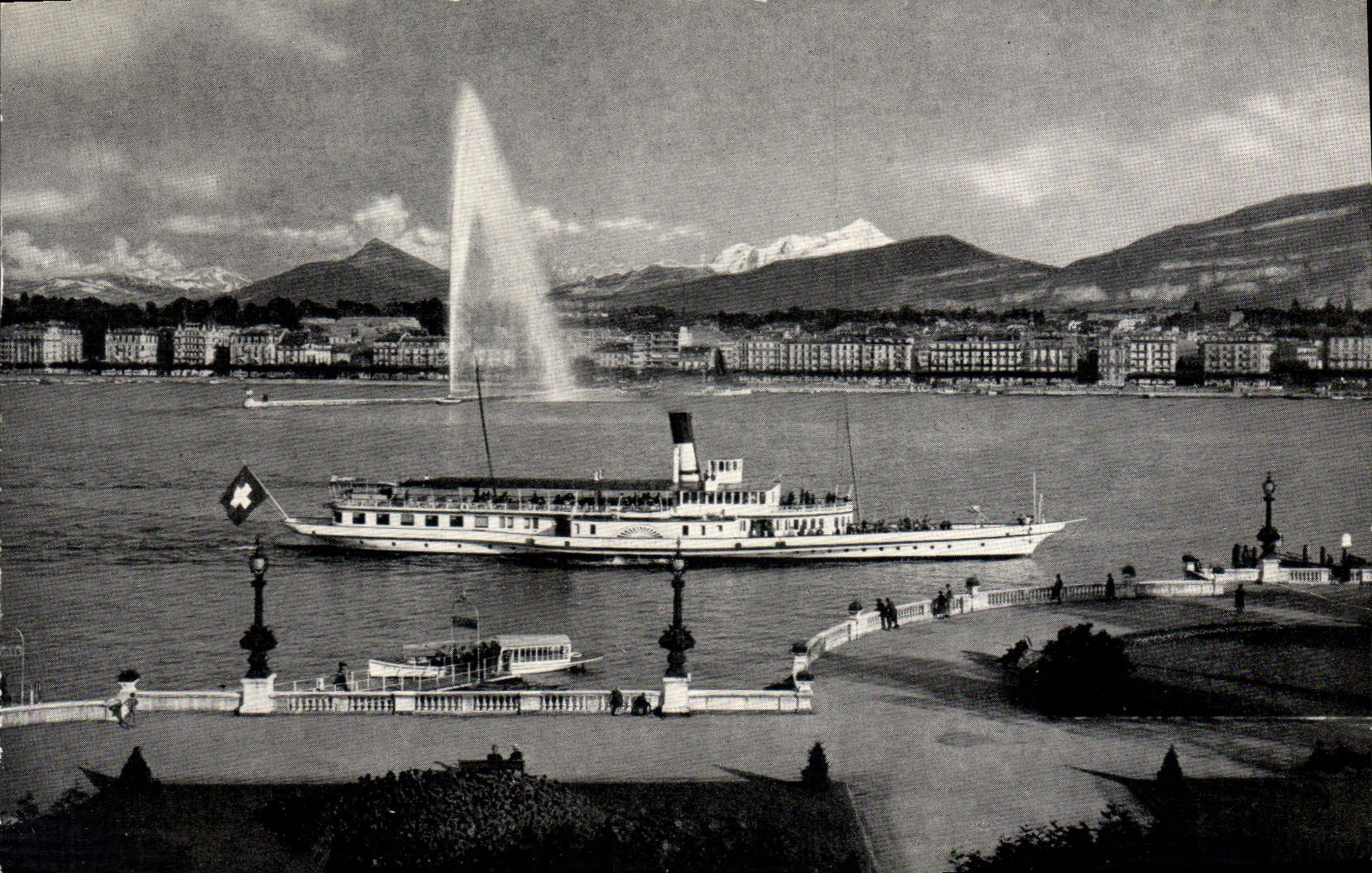 CPM Geneve La rade le jet d'eau et le Mont Blanc Bateau