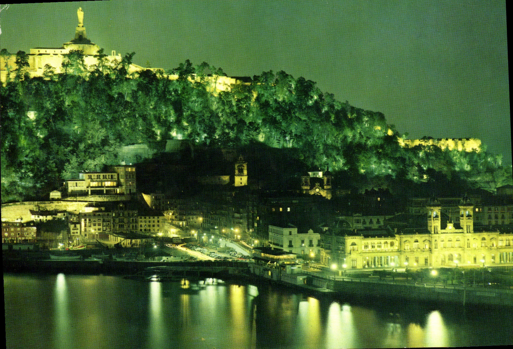 CPM San Sebastian Vista nocturna del Monte URgull y Ayuntamiento