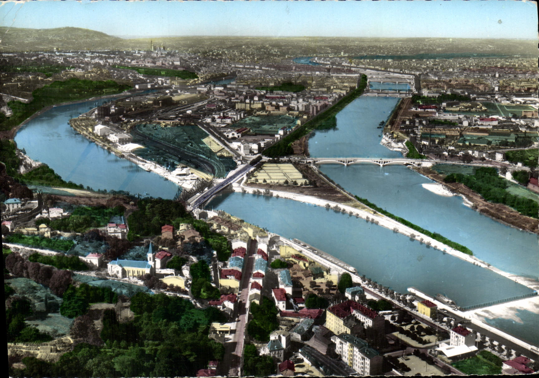Vue aérienne du confluent du Rhône et de la Saône à La Mulatière — Éditeur : Montée du Chevillard, Lyon, n° 36.156