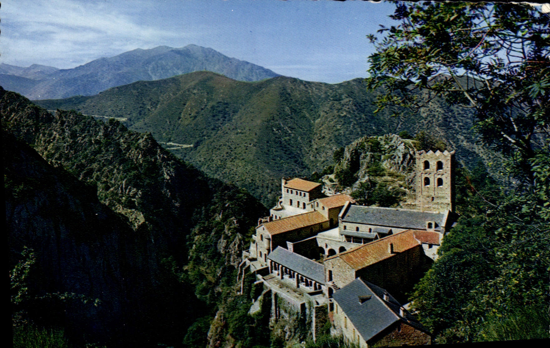 CPM Le Roussillon L'abbaye De St Martin Du Canigou Aux Environs De Vernet Les Bains