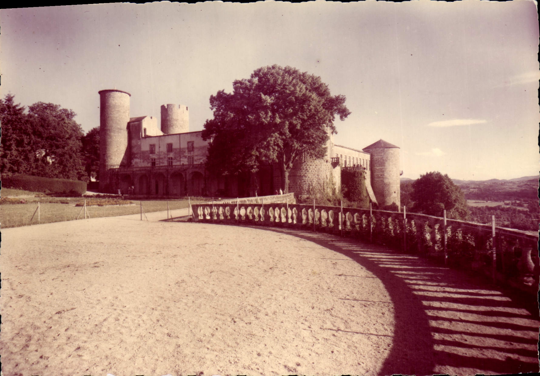 CPM L'Auvergne Pittoresque Chateau De Ravel
