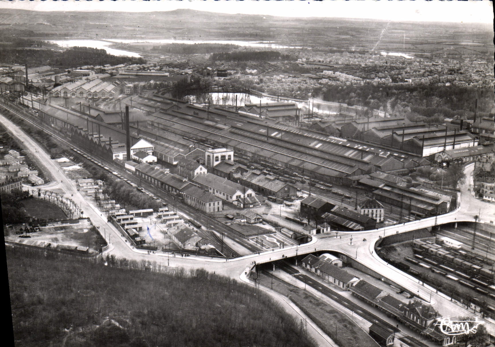 Le Creusot (S.-et-L.) — Vue aérienne — Éditions Comptes-Macon