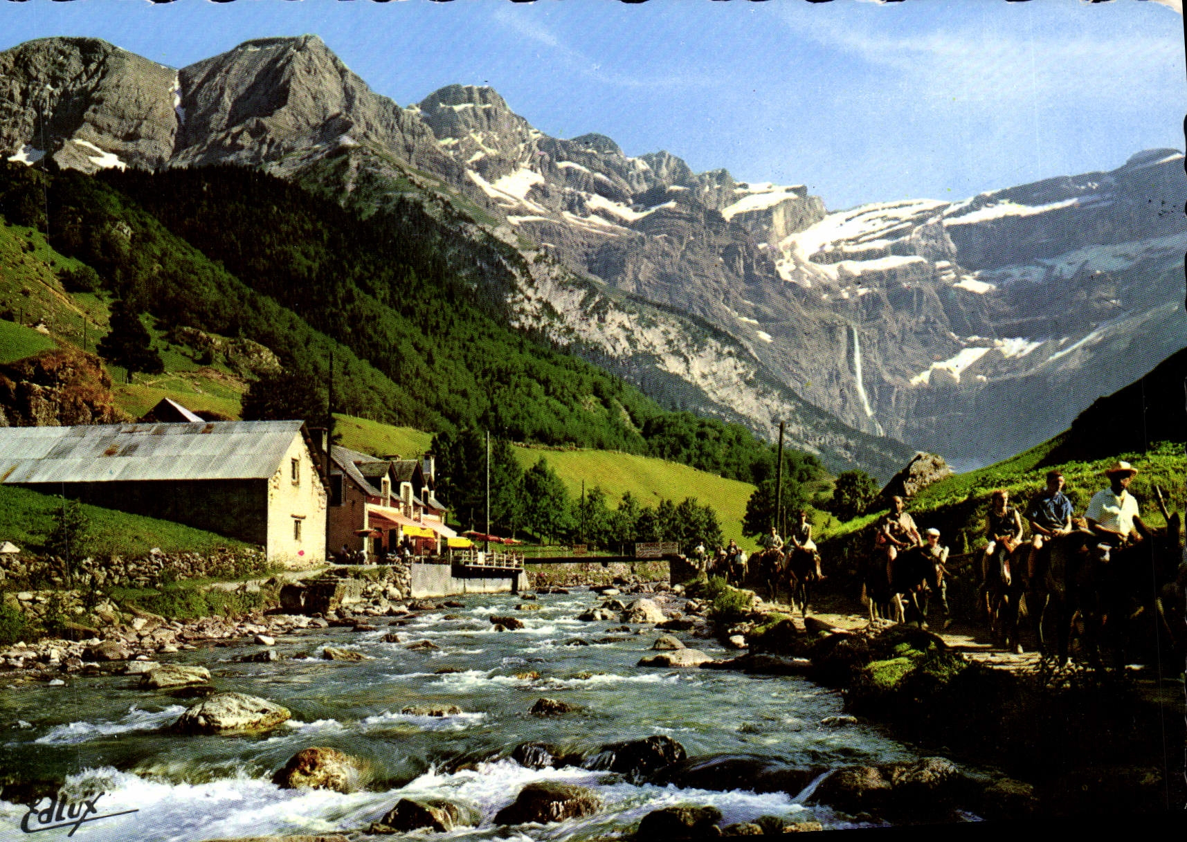 CPM Les Pyrenees Gavarnie Le Cirque Le Gave Et La Chaumiere