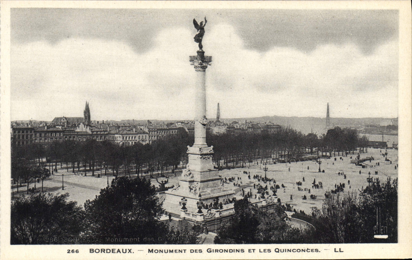 CPA Bordeaux Monument Des Girondins Et Les Quinconces