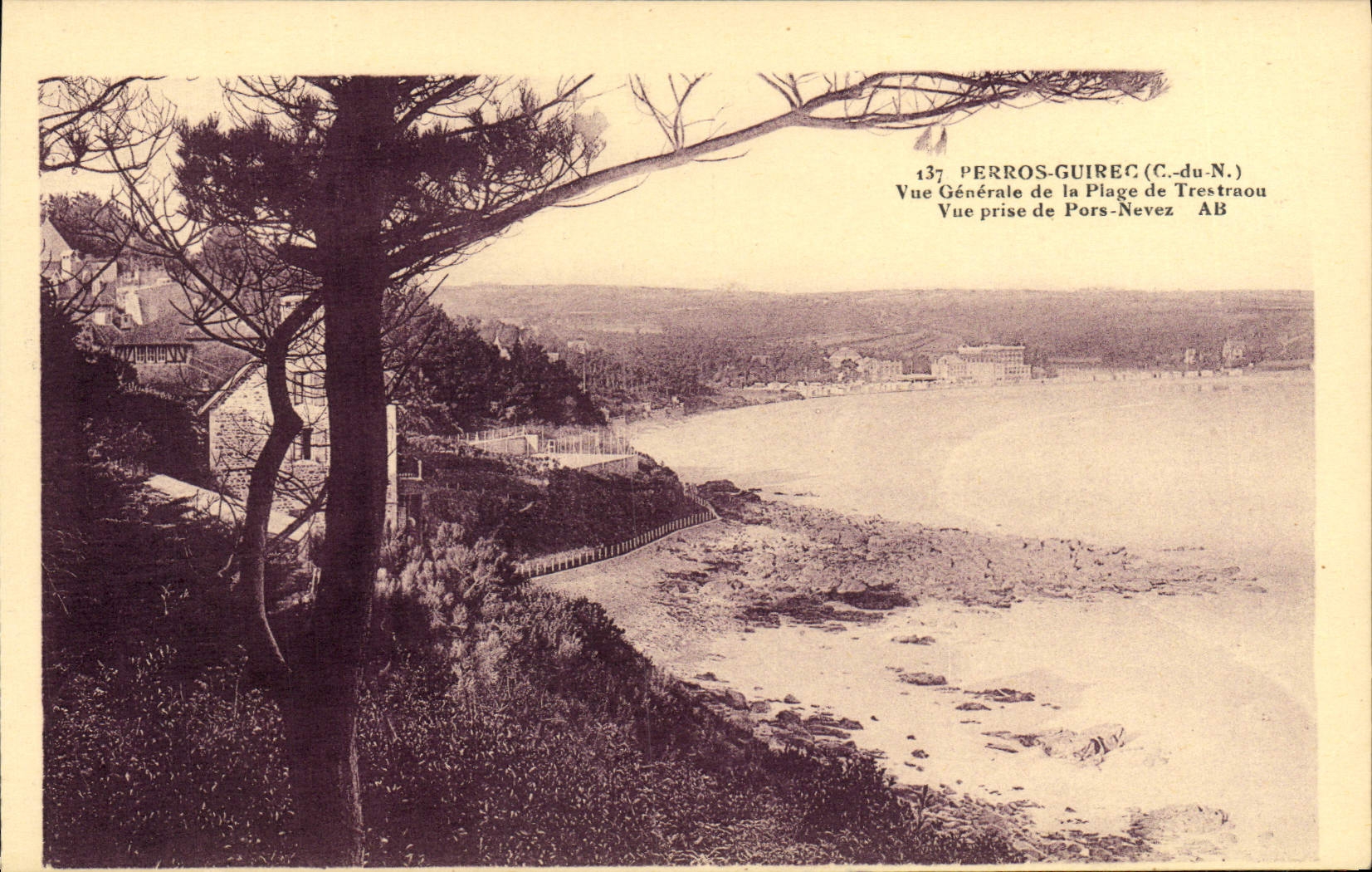 Perros-Guirec (C.-du-N.) — Vue Générale de la Plage de Trestreau, prise de Pors-Nevez — AB, n° 137