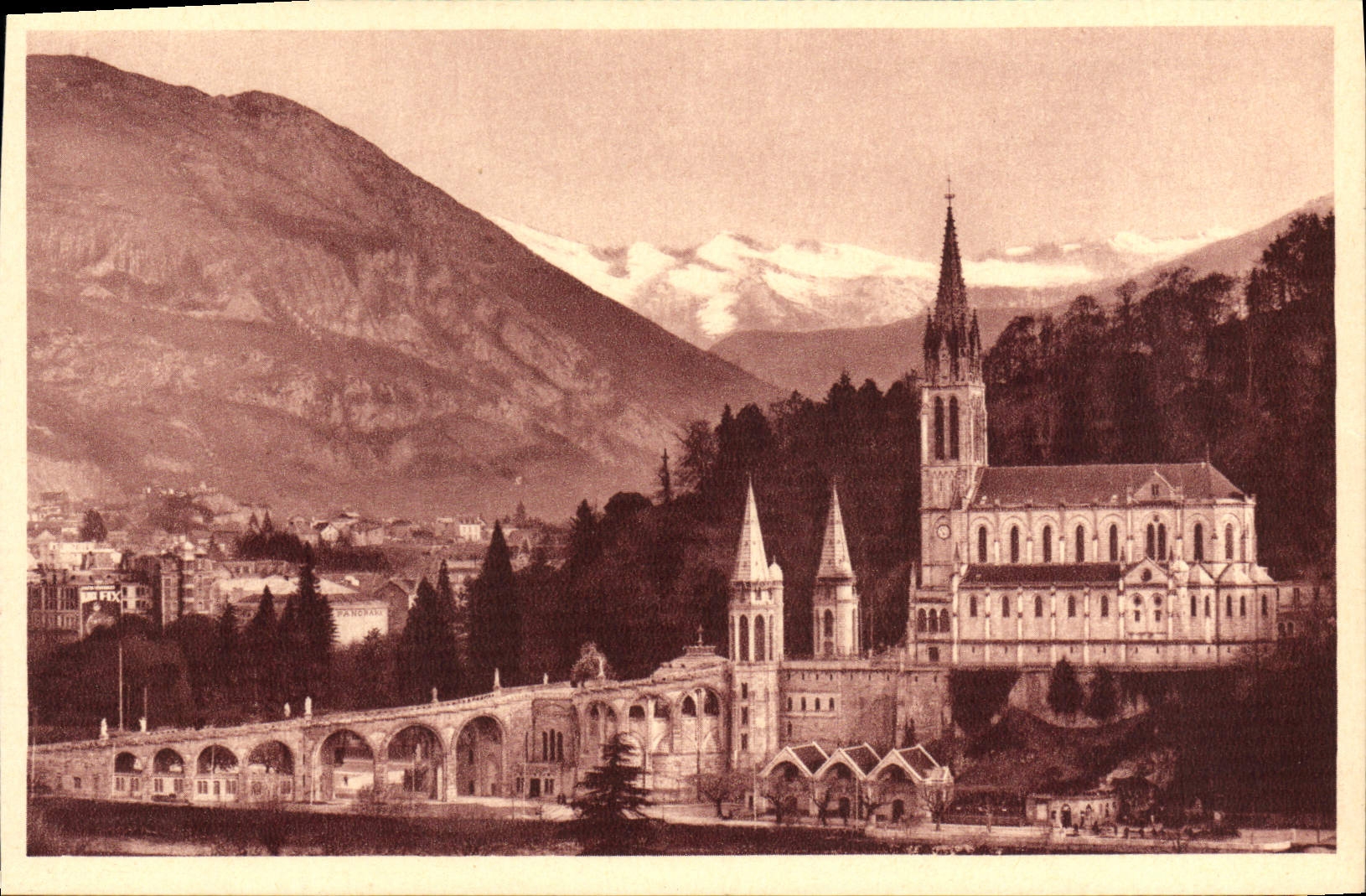 CPA Lourdes La Basilique