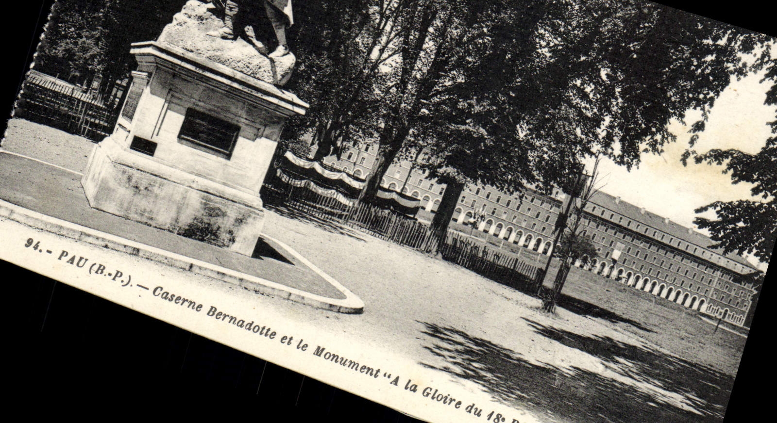 Pau (B.P.) — Caserne Bernadotte et le Monument 'A la Gloire du 18e Régiment'