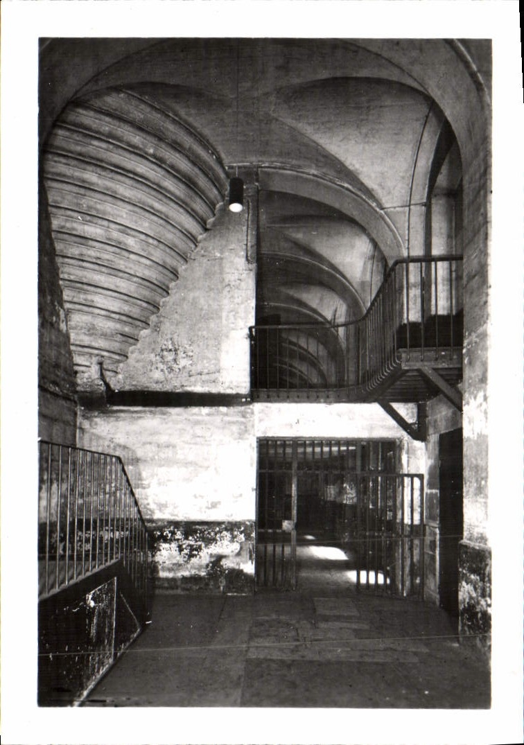 CPM Paris La Conciergerie Du Palais Le Couloir Des Cachots