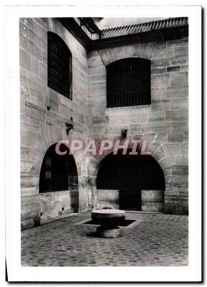 CPM Paris La Conciergerie Du Palais La Cour Des Femmes