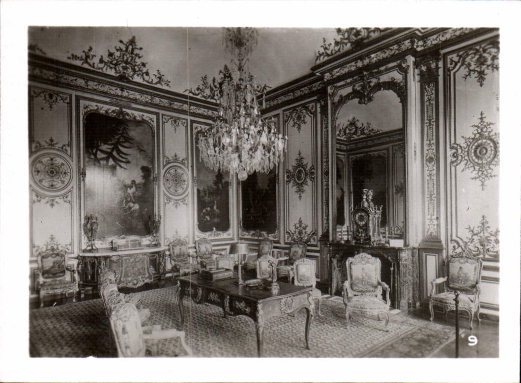 Salle à manger richement décorée — intérieur d'un château — éditeur CPAPHIL, n°9