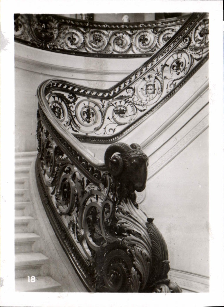 Escalier à rampe ornée de motifs floraux et de tête de bélier — Série 18 — CPAPHIL
