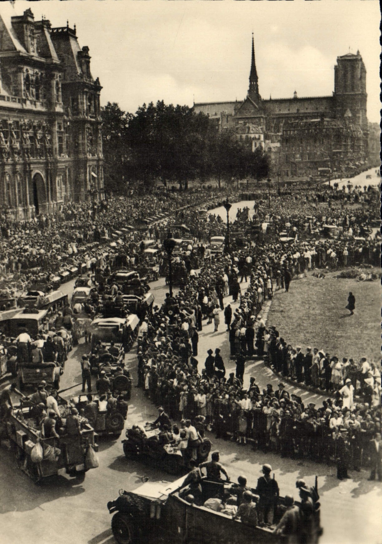 CPM Liberation De Paris Le Cortege du General de Gaulle devant l'hotel de ville Paris Militaria 