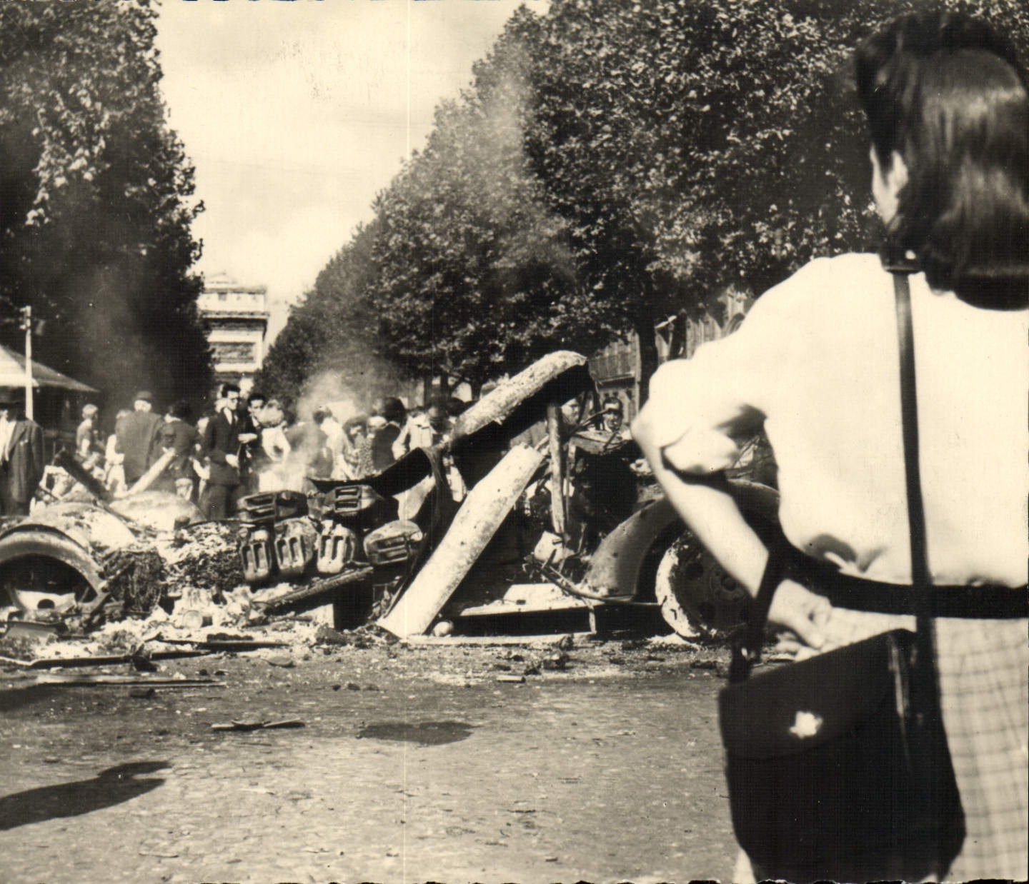CPM Liberation De Paris Devant I'Hotel Majestic la lutte a ete chaude Militaria Paris 