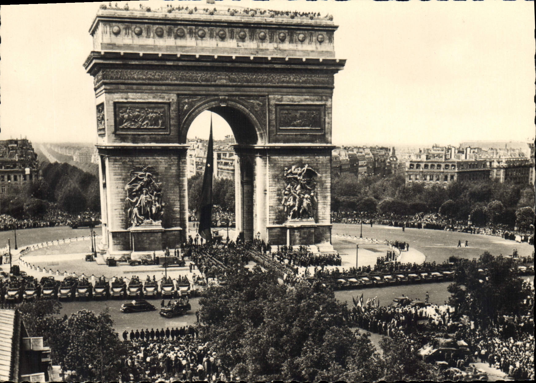 CPM Liberation De Paris Visite du General de Gaulle a l'Arc de Triomphe Paris Militaria 