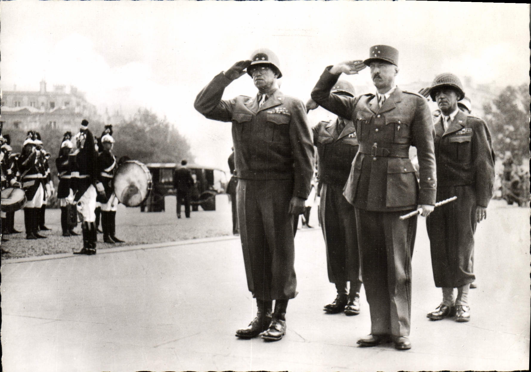 CPM Liberation De Paris Le General Bradley et le general Koenig Militaria 