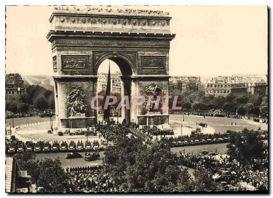 CPM Liberation De Paris Visite du General de Gaulle a l'Arc de Triomphe Militaria 