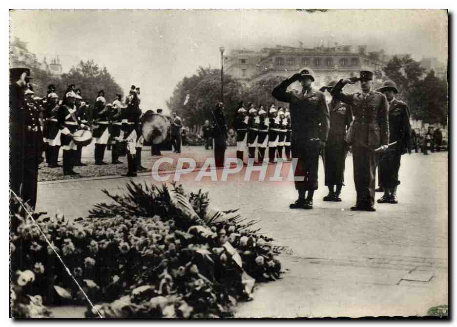 CPM Le General Bradley et le general Koenig devant la tombe du solda tinconnu Arc de Triomphe Paris