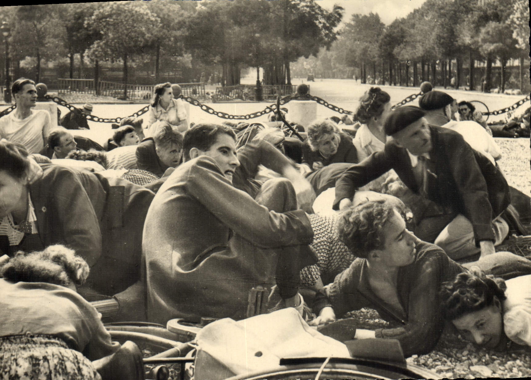 CPM Liberation De Paris Pendant la fusillade la foule s'abrite Militaria 