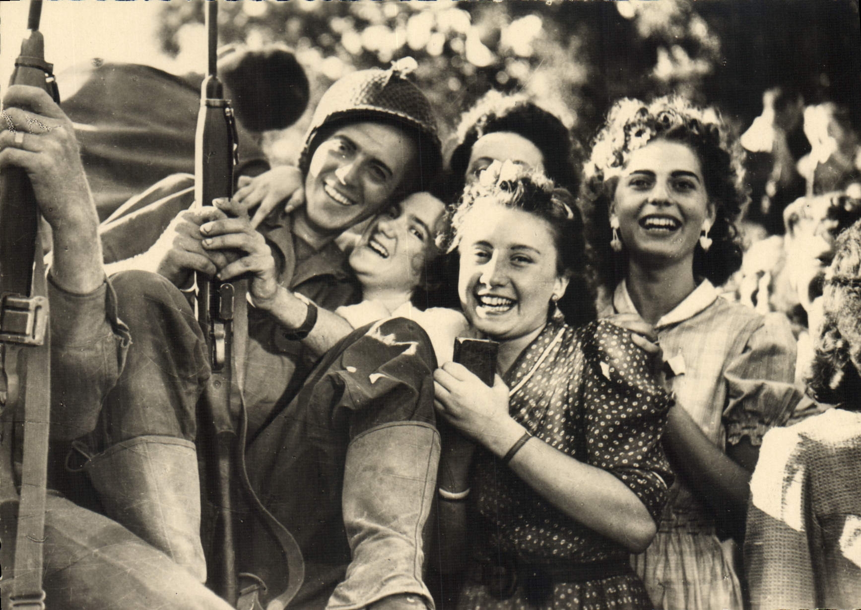 CPM Liberation De Paris Joie partagee Militaria 