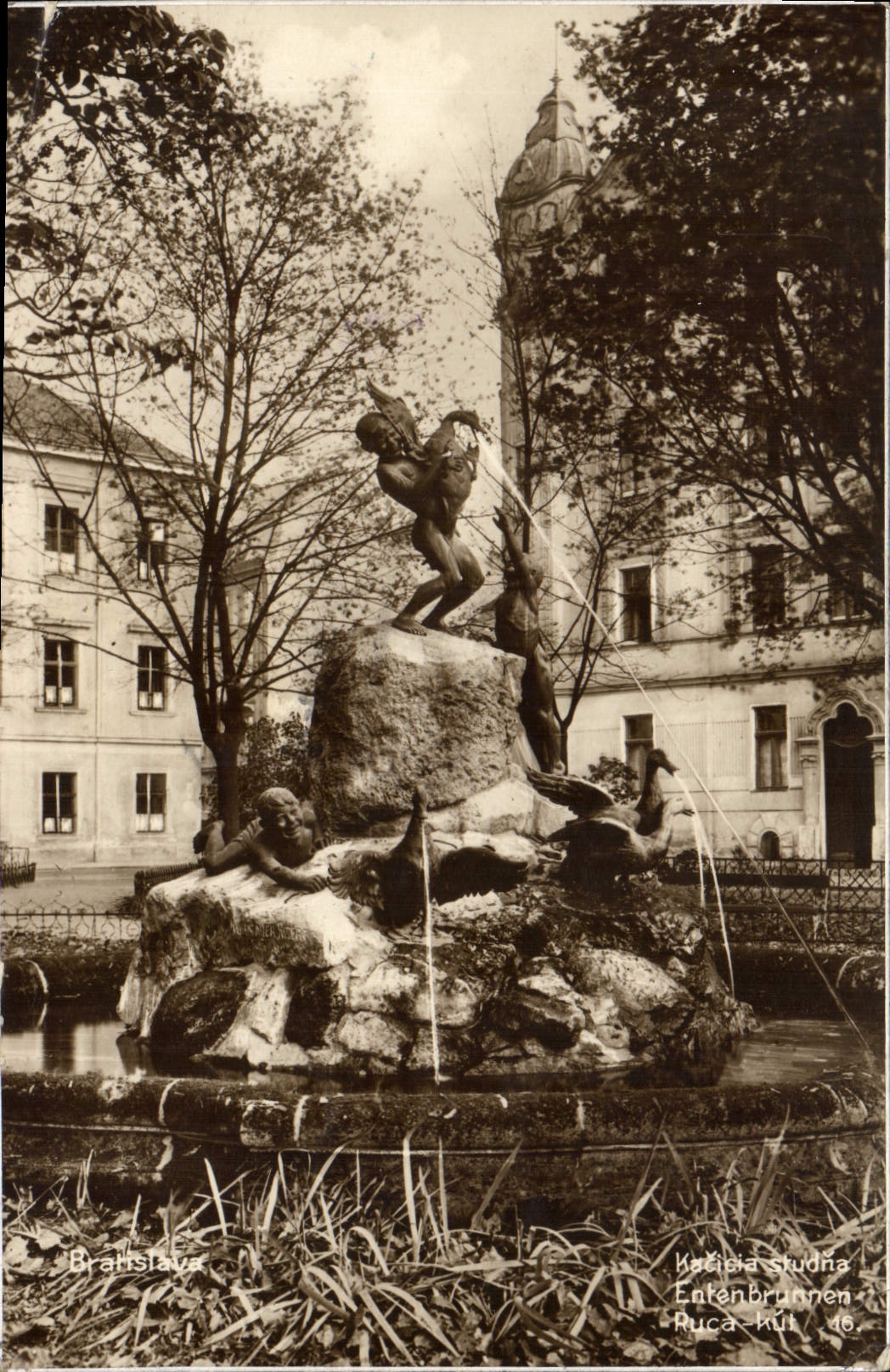 Fontaine des Canards à Bratislava — éditeur Ruca-kút 46