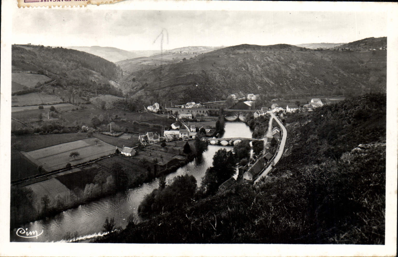 Les PONTs de MENAT (P.-de-D.) — Le Vieux Pont de Menat, vestige du Moyen Âge — Phot. Desmaison-Harrtier