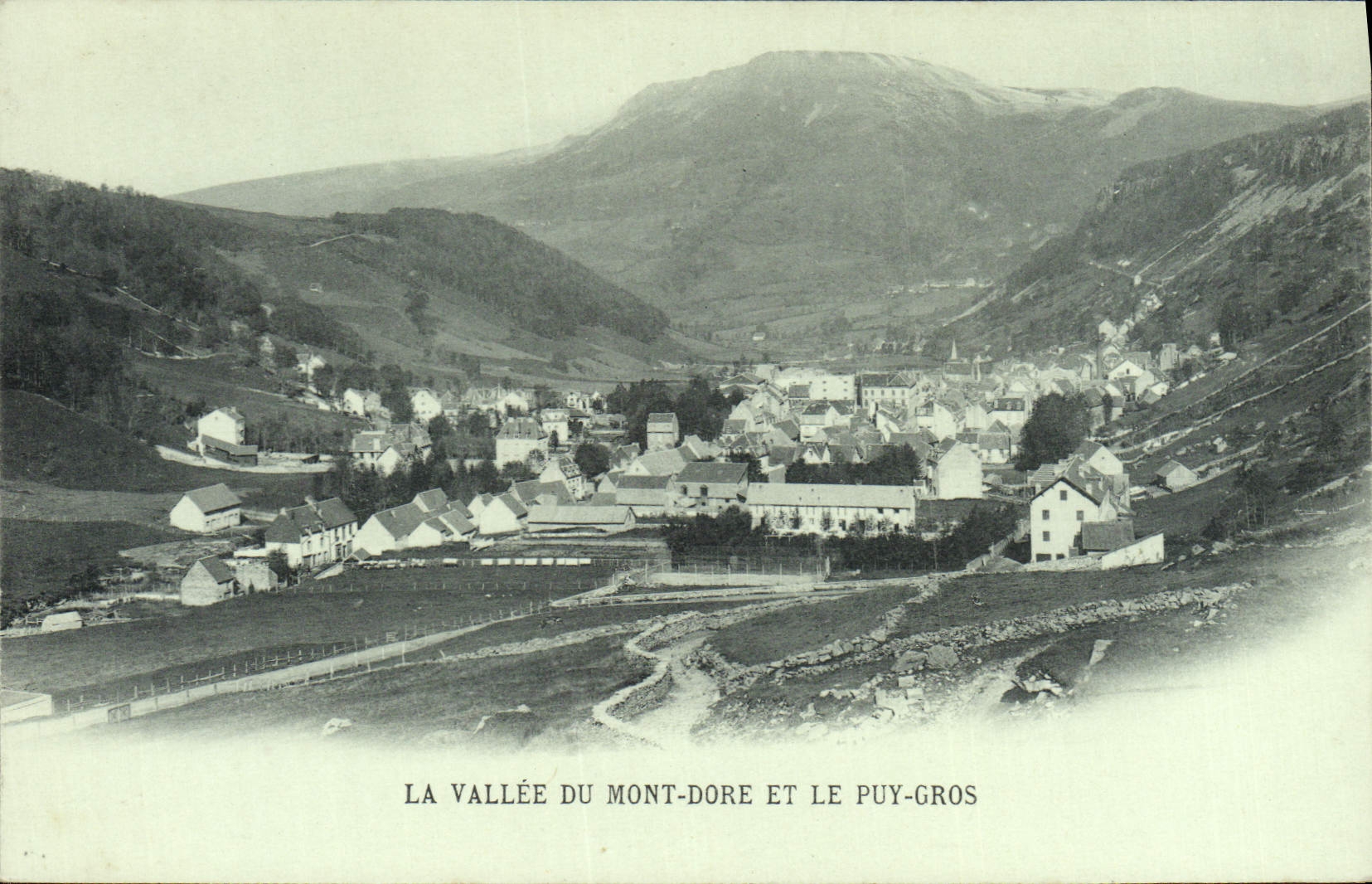CPA La Vallee Du Mont Dore Et Le Puy Gros