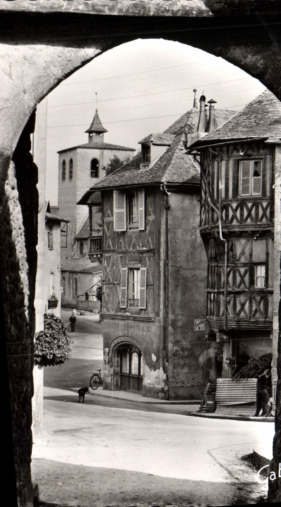 CPM Chateldon Les Vieilles Maisons De La Renaissance Vues A Travers La Vieille Porte Du Beffroi