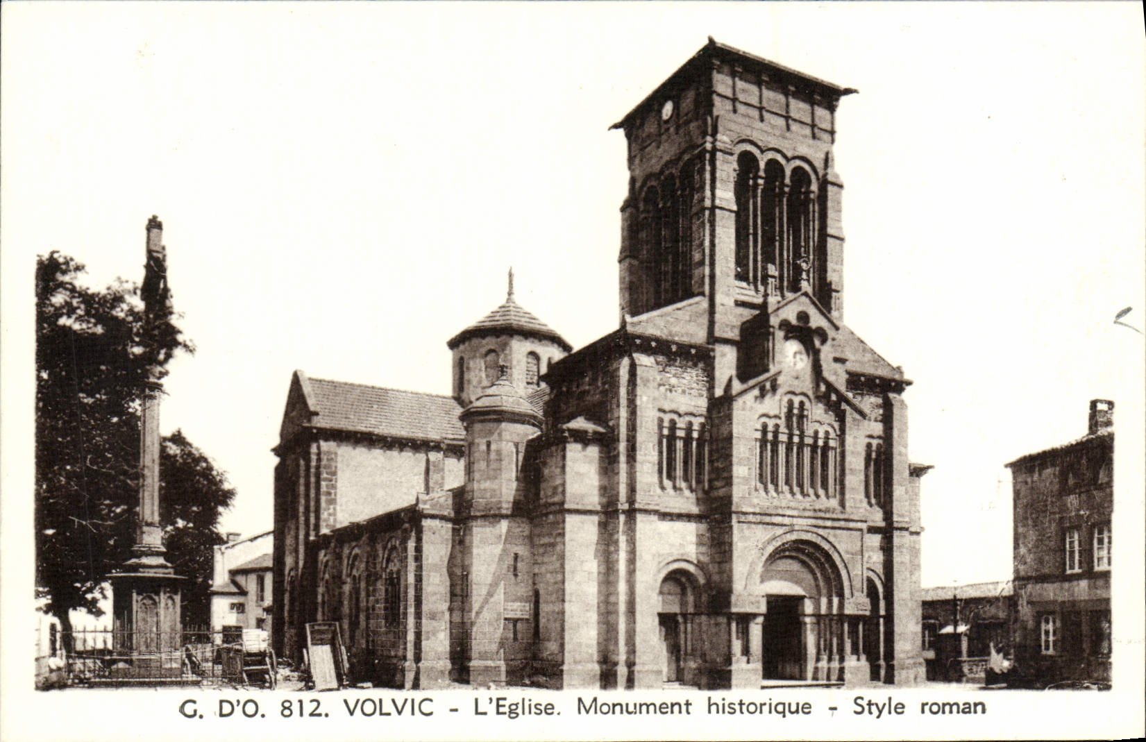 VOLVIC - L'Église. Monument historique - Style roman