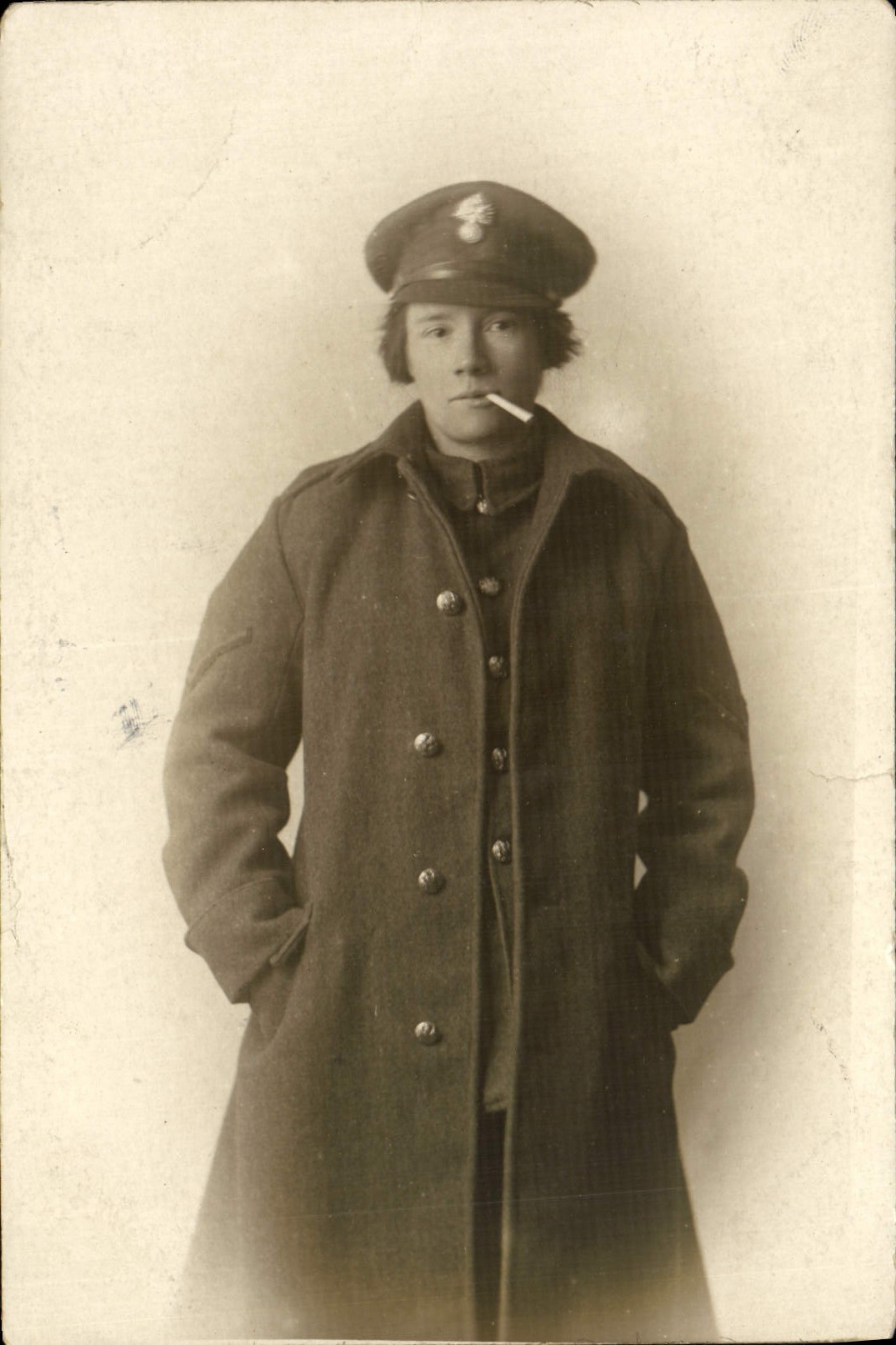 CARTE PHOTO Femme a la cigarette Tabac Militaria 