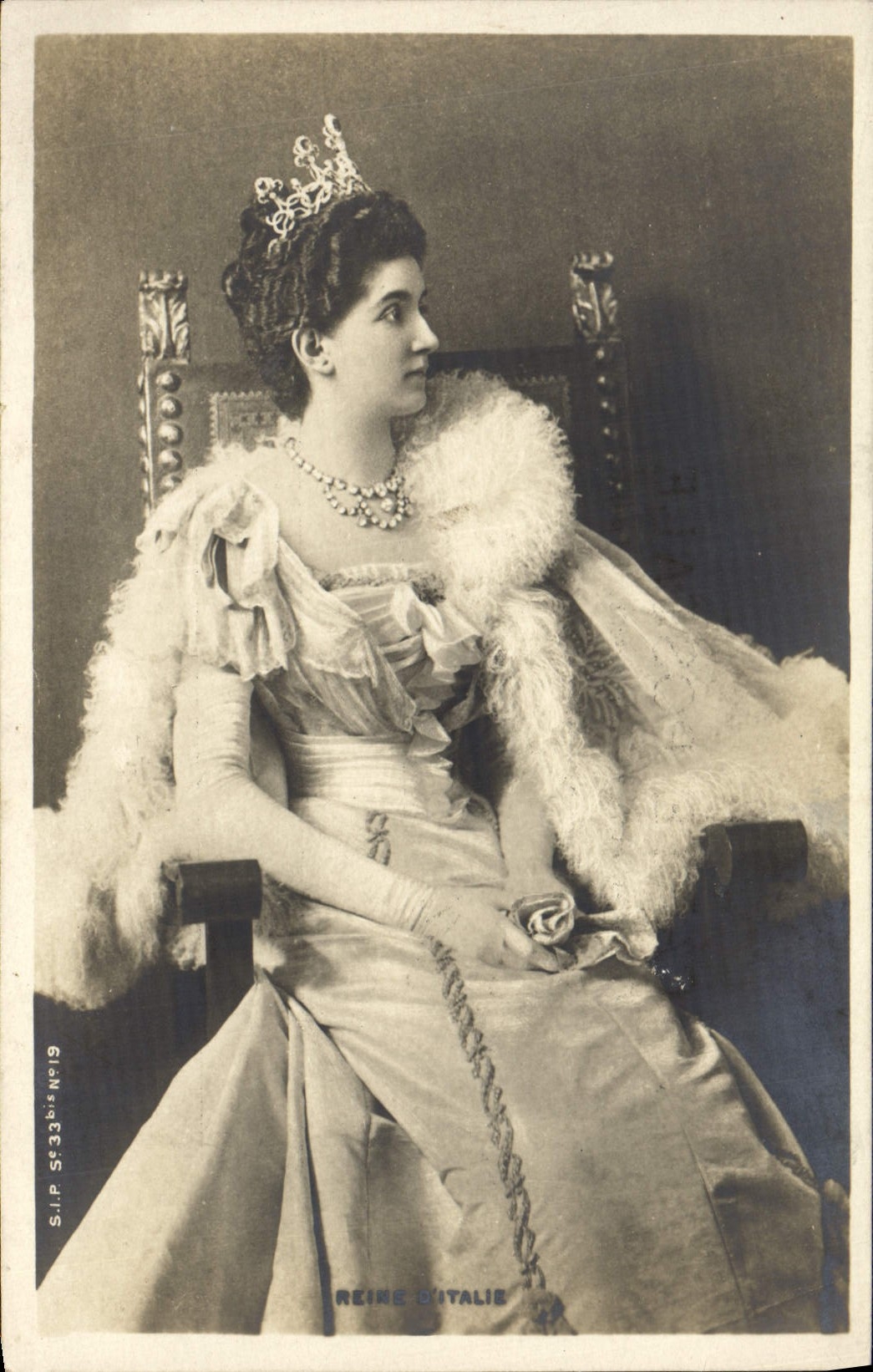 Reine d'Italie — portrait en costume royal — SIP, N°336, 1919