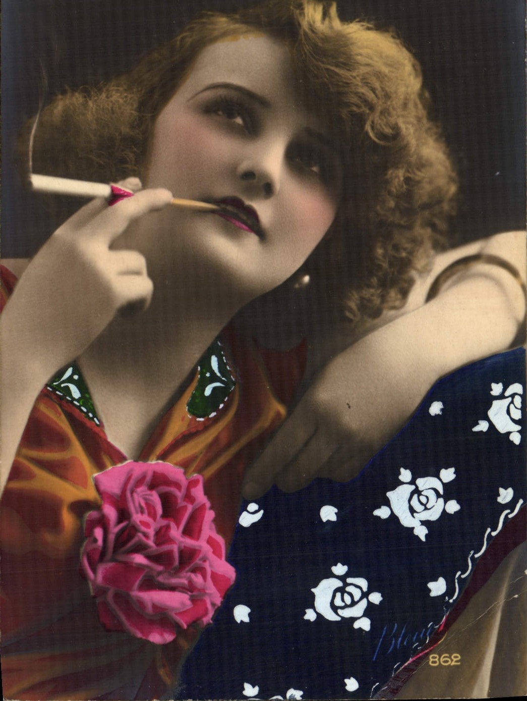 CPA Fantaisie Femme Cigarette Tabac