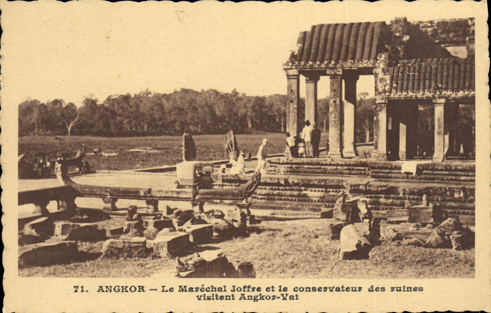 CPA Angkor Le Marechal Joffre et le conservateur des ruines visitent Angkor Vat