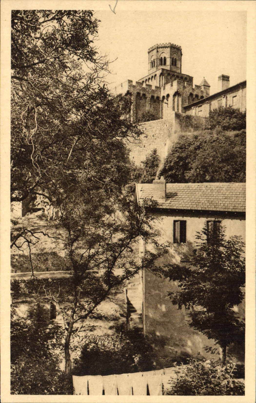 CPA Royat L'Eglise St Leger vue des bords de la Tiretaine