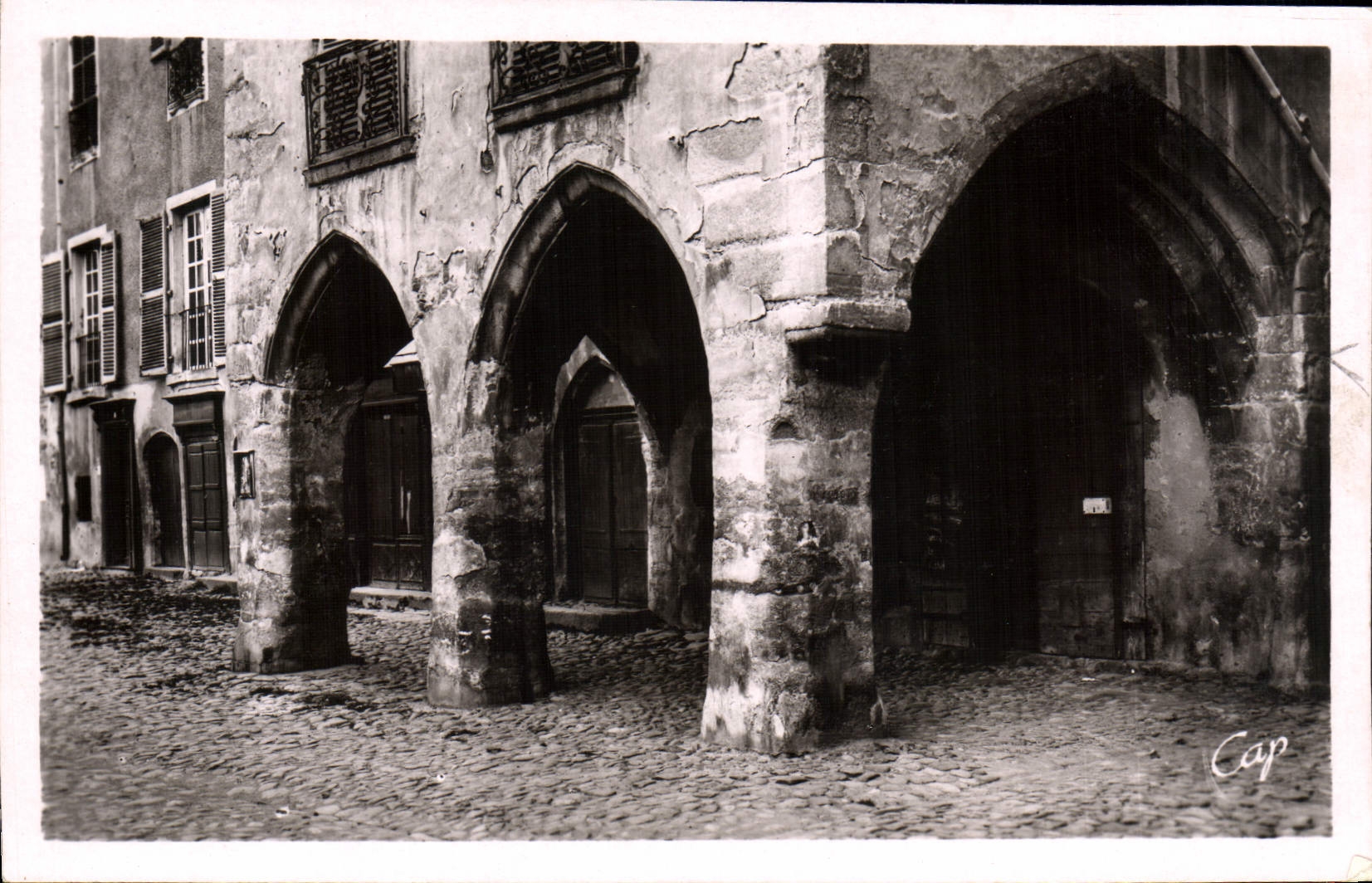 Issoire — Maison à Arcades (XVe s.) — Place de la République — Éditeur P. Strasbourg