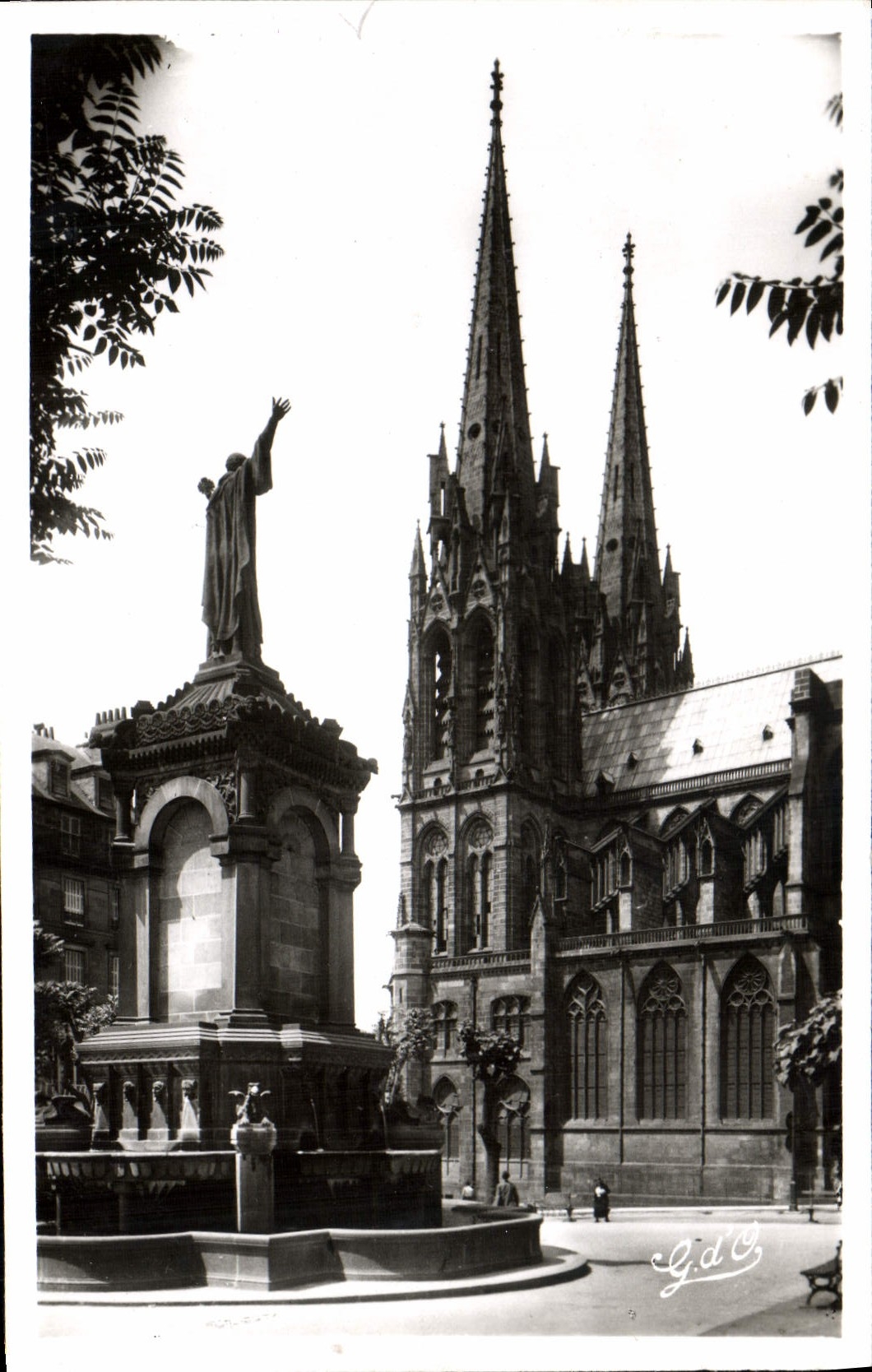 Clermont-Ferrand — Der Stadtmahnmal II und die Kathedrale — G.d.C.