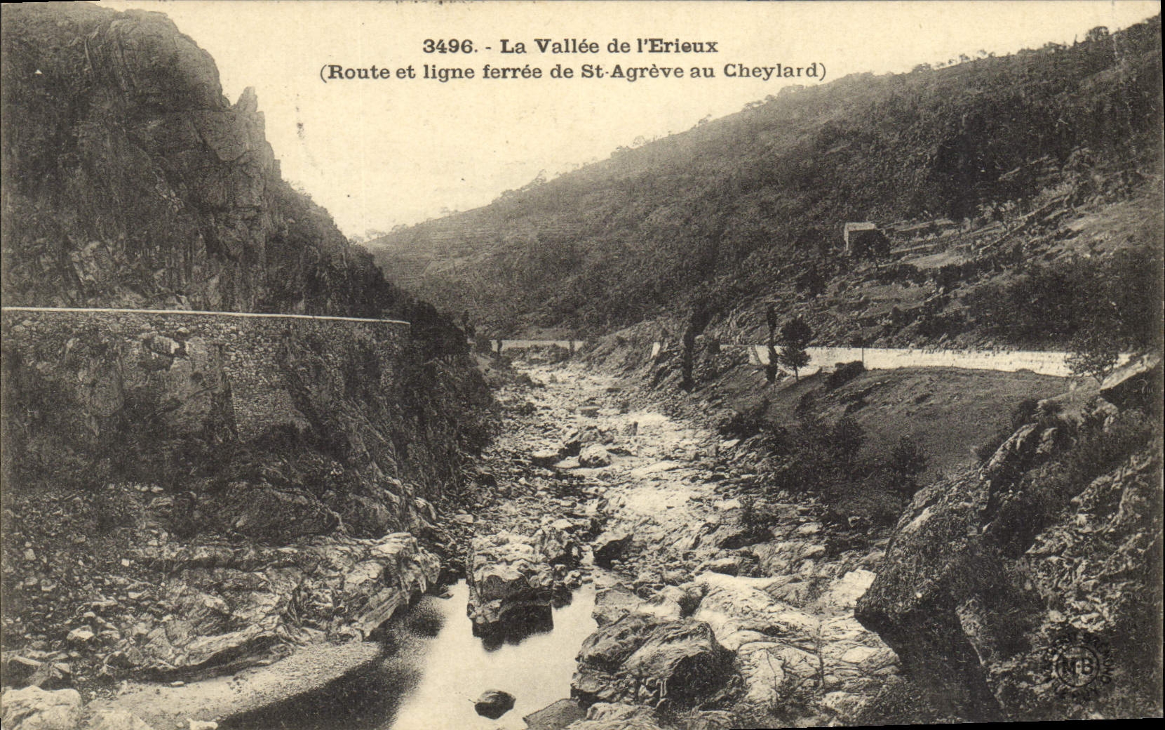 CPA La Vallee de l'Erieux Route et ligne ferree de St Agreve au Cheylard