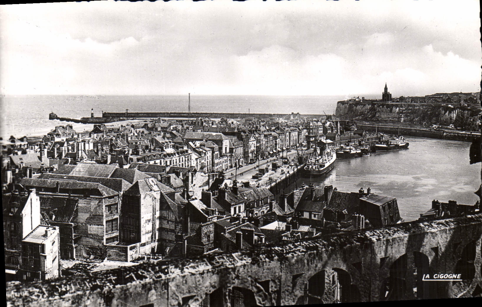 CPM Dieppe Vue Generale Sur Le Port Et Les Jetees 