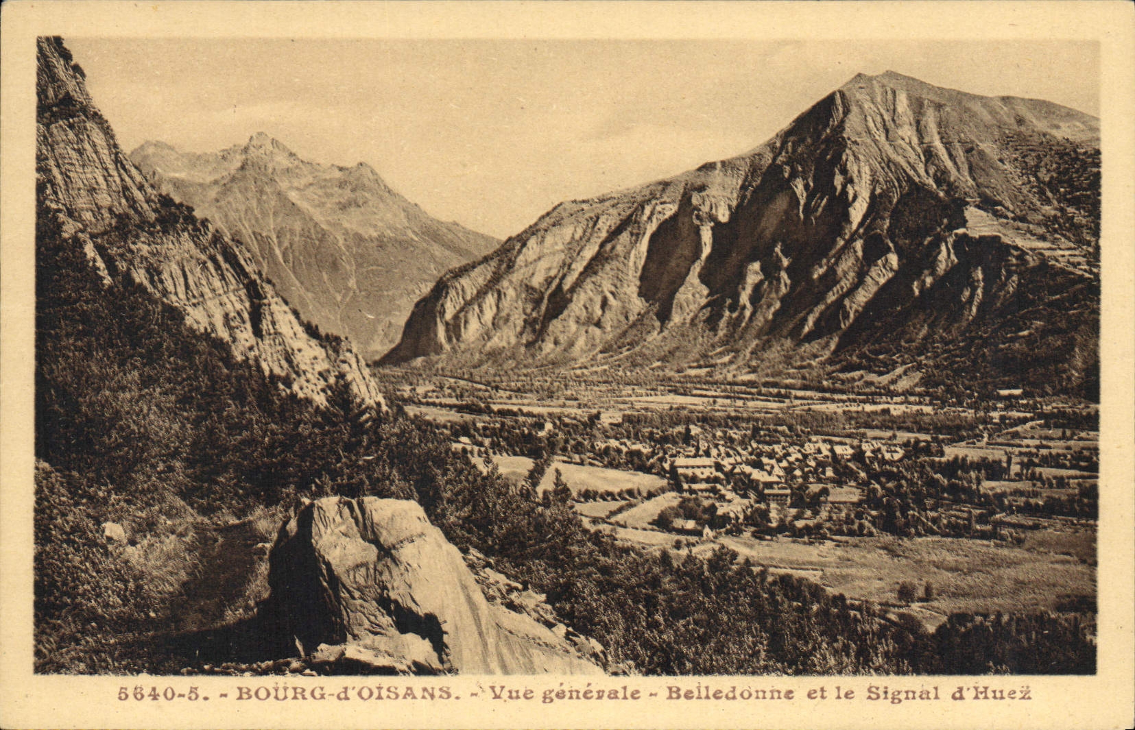 Bourg-d'Oisans — Vue générale — Belledonne et le Signal d'Huez