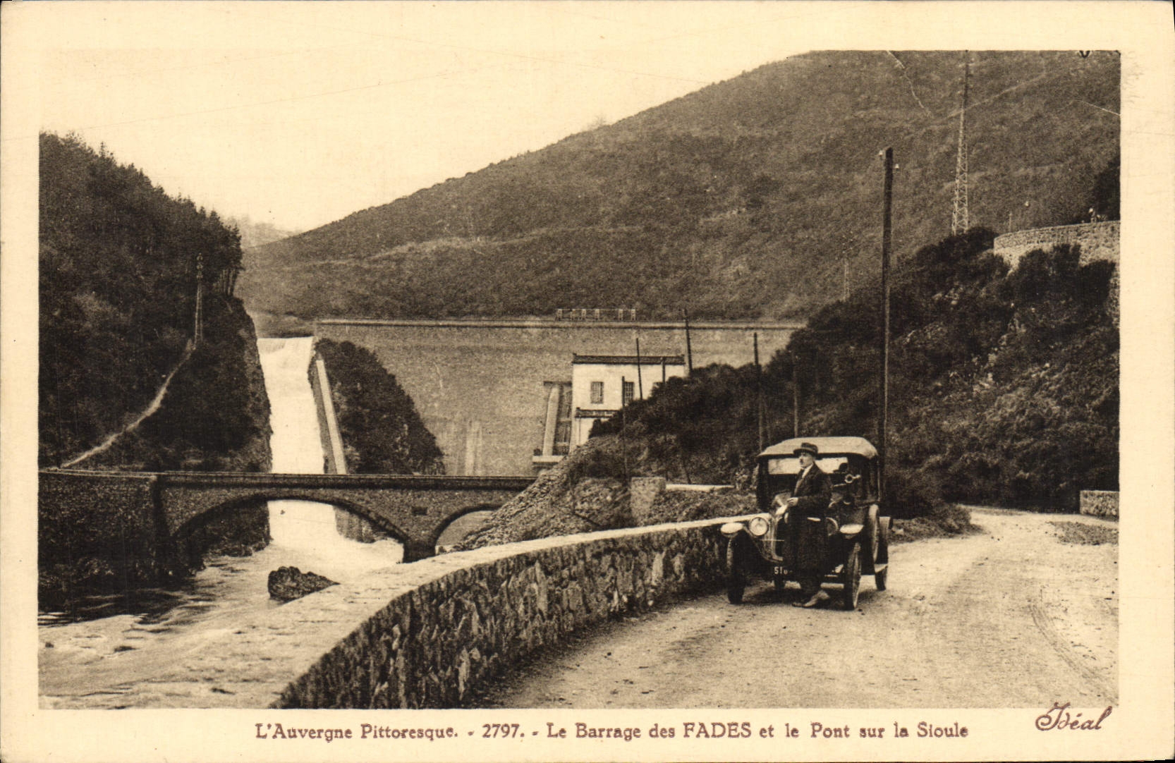 CPA L'Auvergne Pittoresque Le Barrage des Fades et le Pont sur la Sioule Automobile