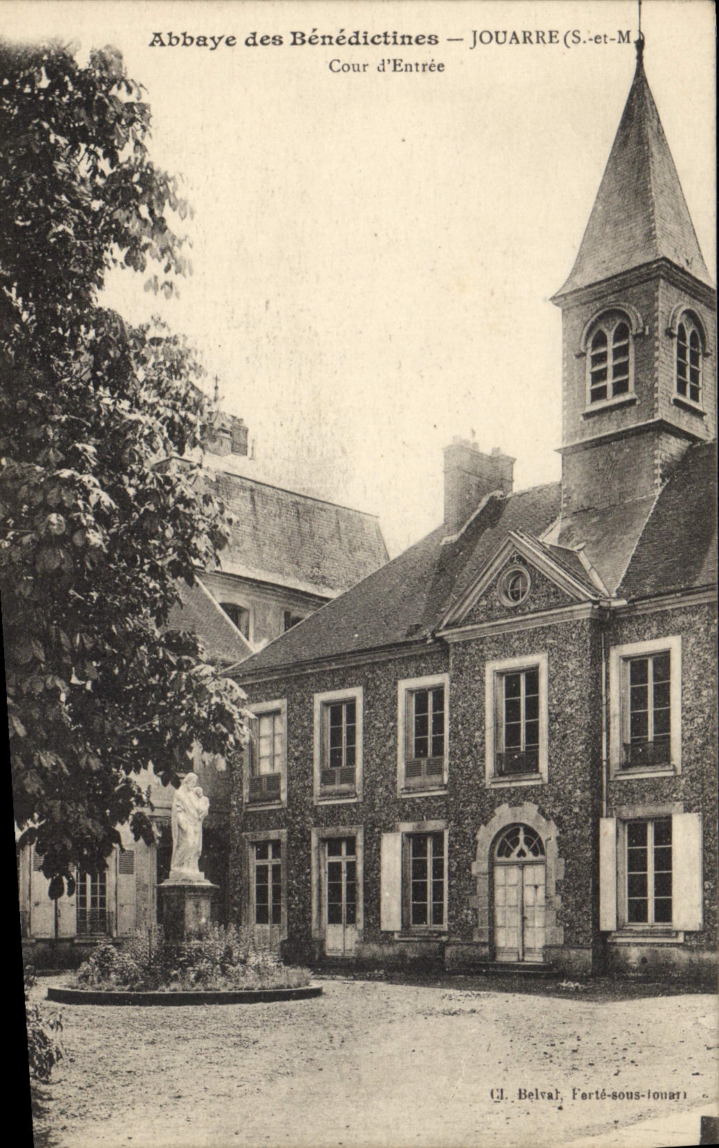 Abbaye des Bénédictines — JOUARRE (S.-et-M.) — Cour d'Entrée — (J. Belval, Farté-sous-Jouarre)