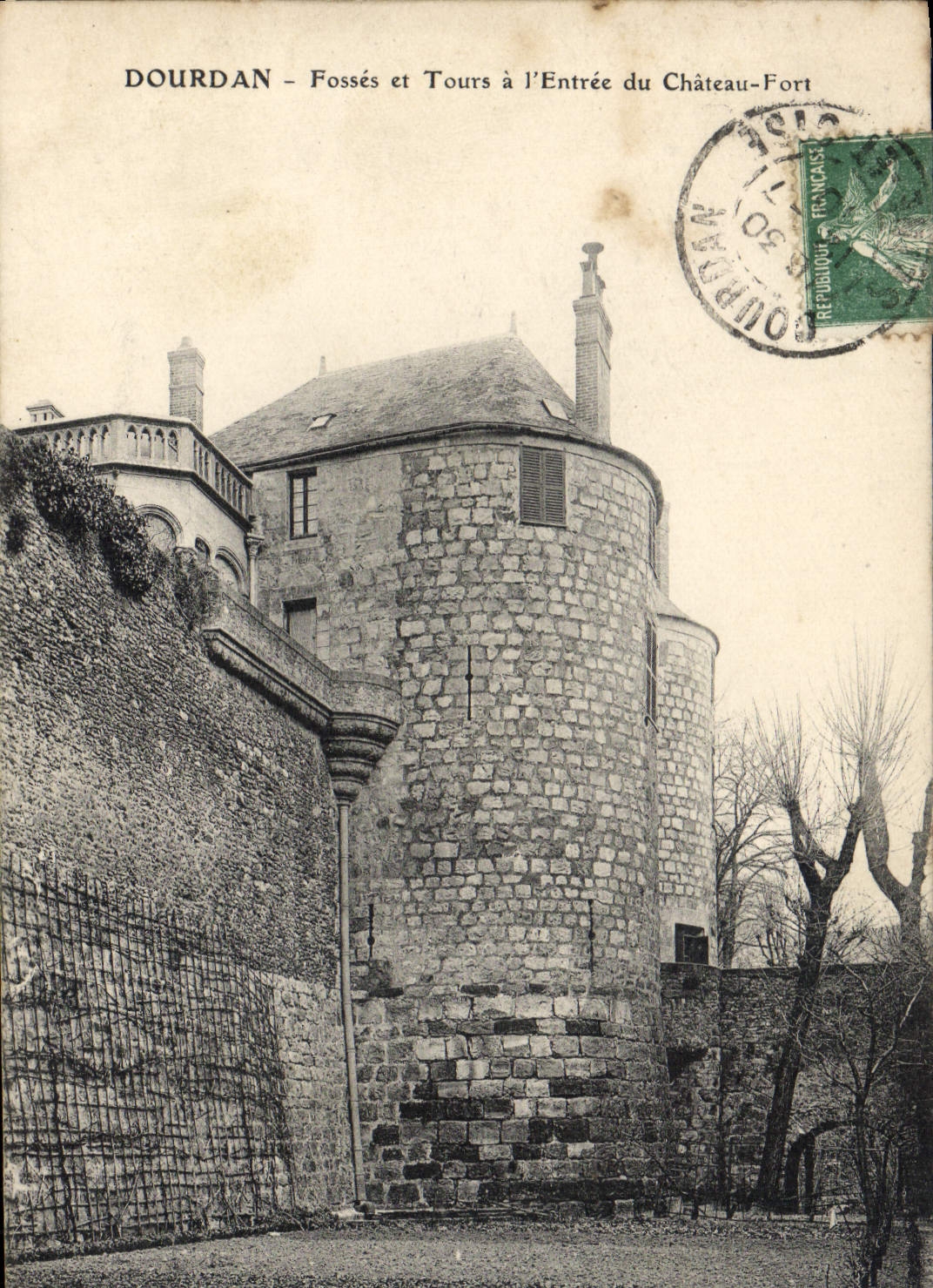 CPA Dourdan Fosses Et Tours A L'Entree Du Chateau Fort