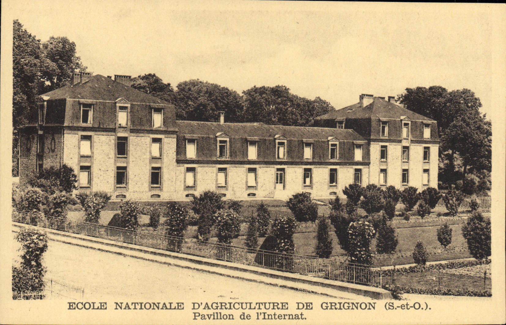 CPA Ecole Nationale d'Agriculture De Grignon Pavillon De l'Internat