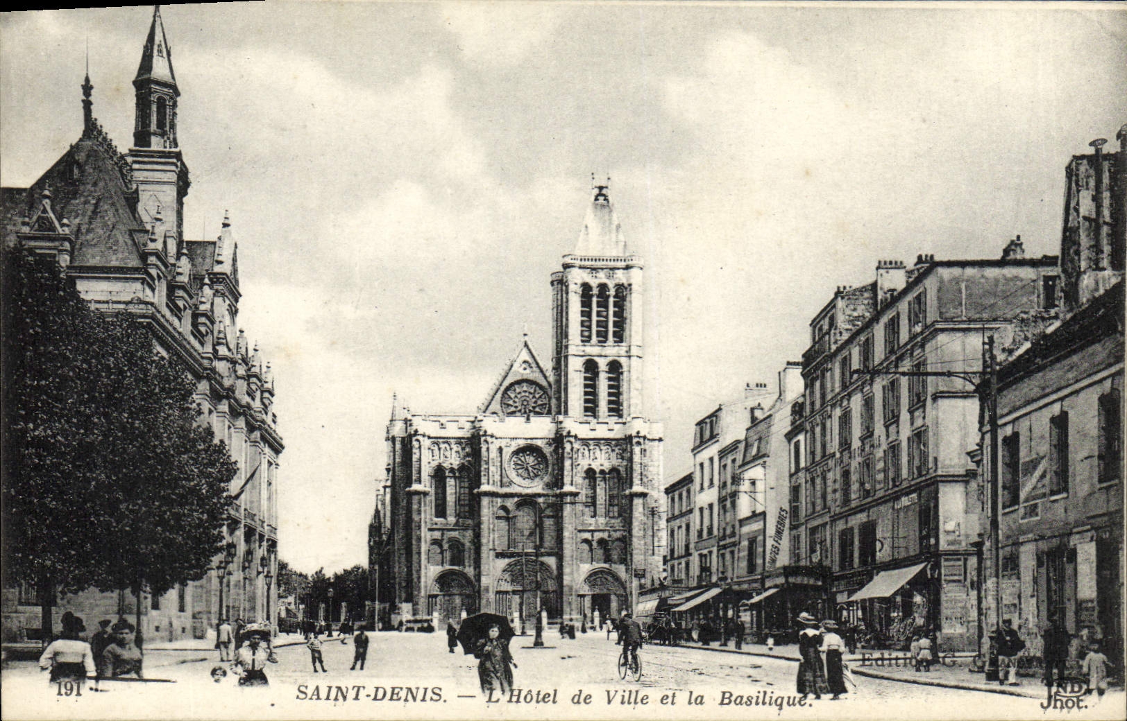 Saint-Denis — L'Hôtel de Ville et la Basilique — Jhot.