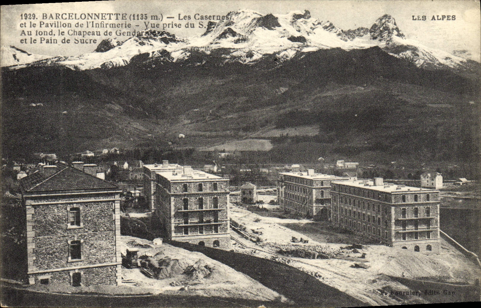 CPA Barcelonnette Les Casernes Et Le Pavillon De l'Infirmerie Chapeau de Gendarme et le pain de sucre Militaria 