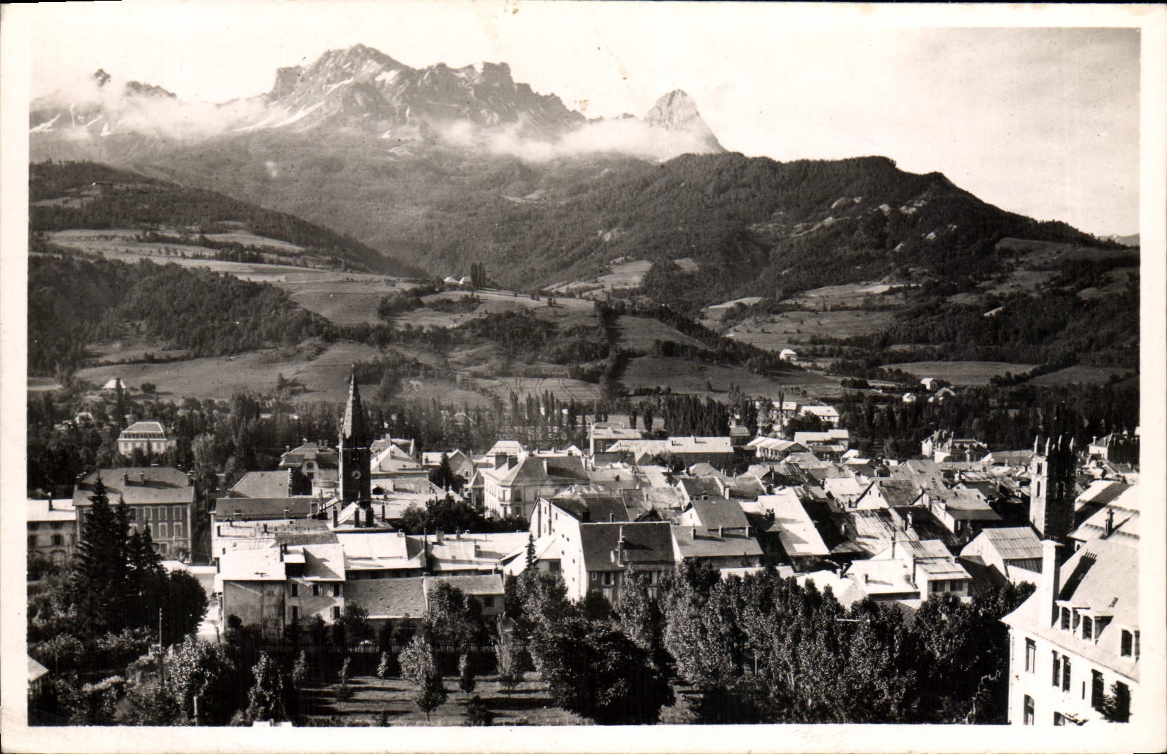 CPM Barcelonnette Vue Generale Et Chapeau Du Gendarme