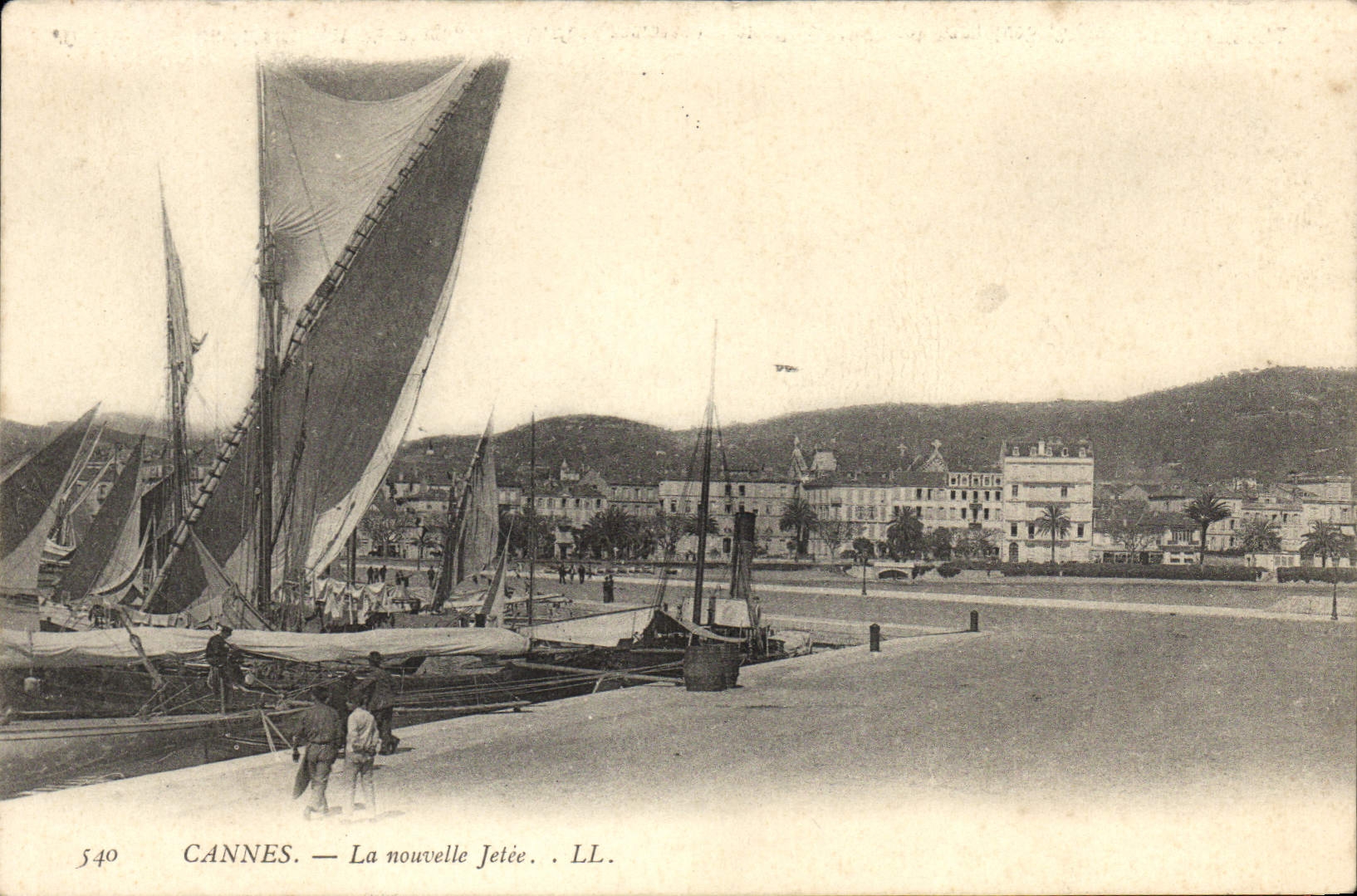 CPA Cannes La Nouvelle Jetee Bateaux