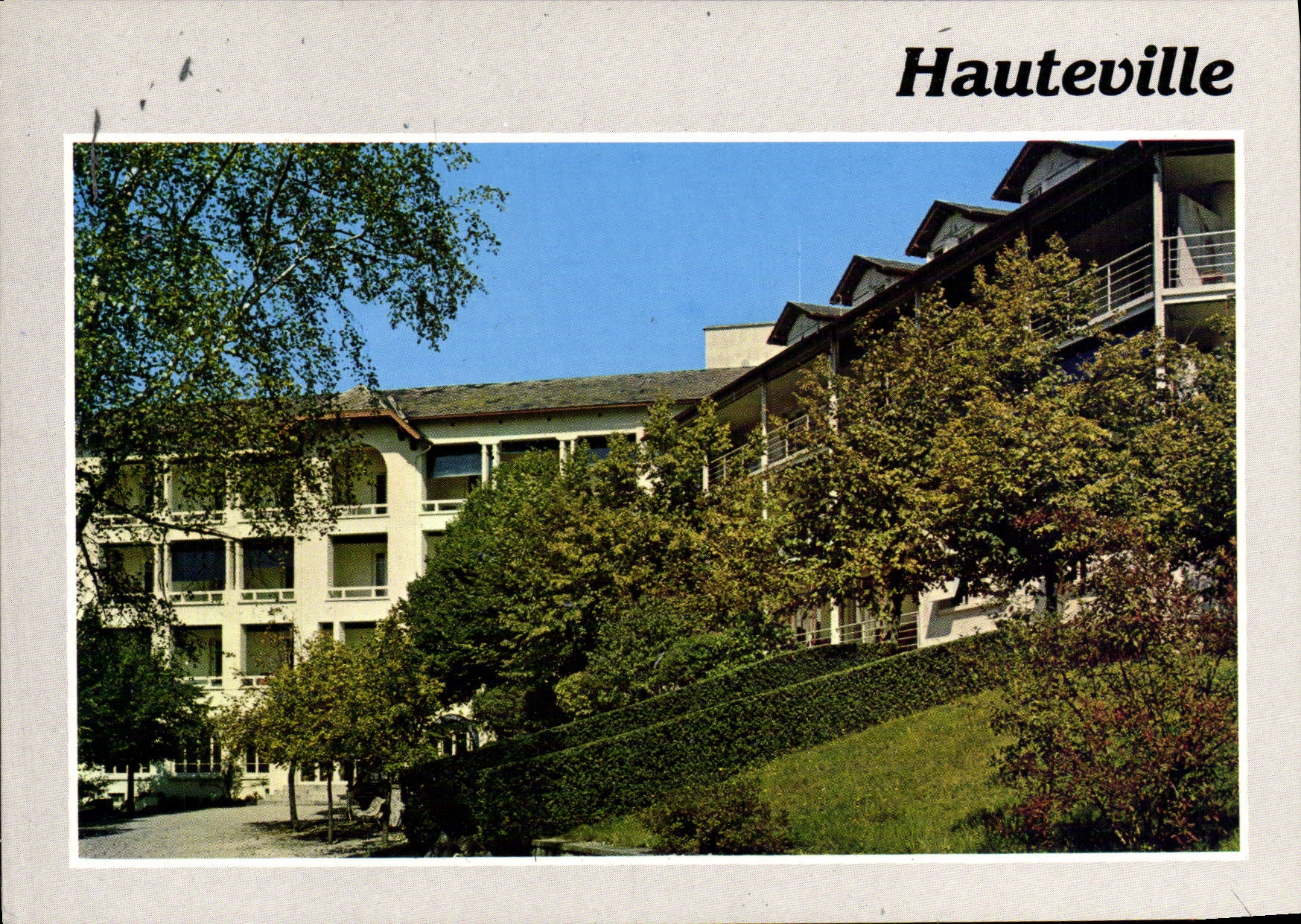 Hauteville — vue d'un bâtiment avec balcons — Éditions et Impressions Combier / Mâcon, n° C3 01185-1-0653