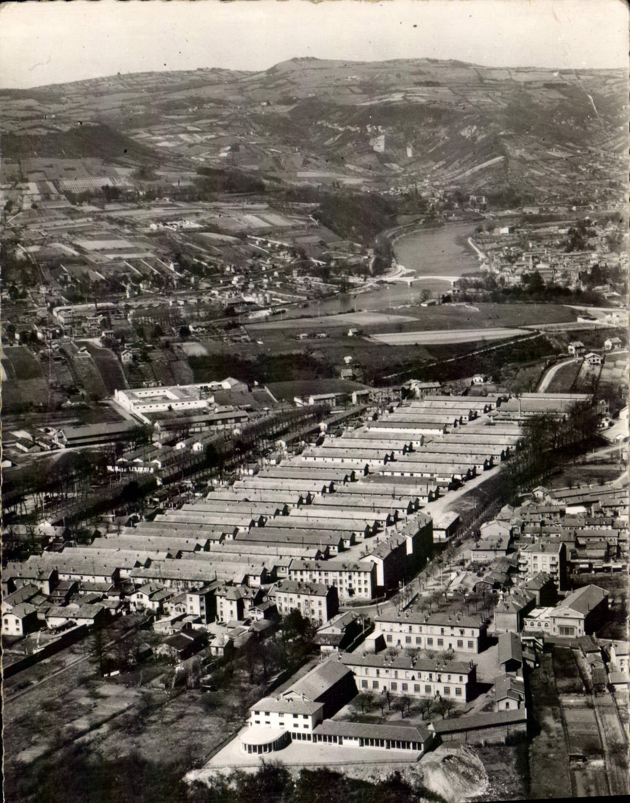 Sathonay-Camp (Ain) — vue aérienne — Cliché J. Cellard, Lyon