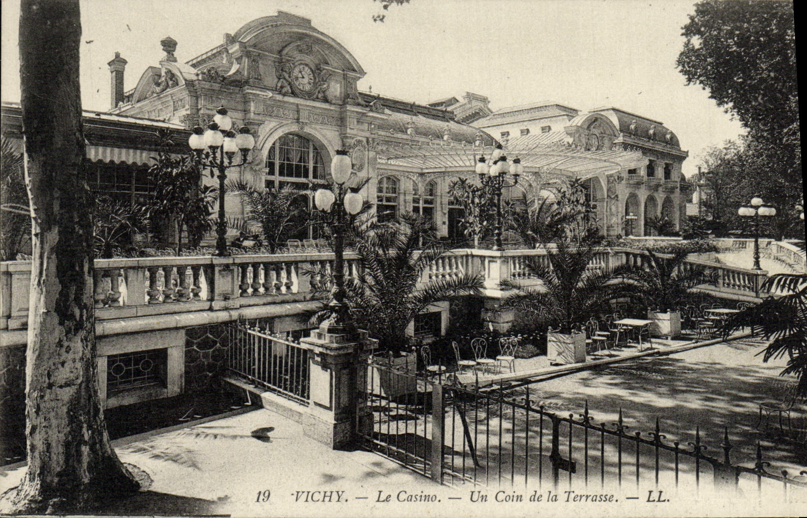 CPA Vichy Le casino Un coin de la terrasse