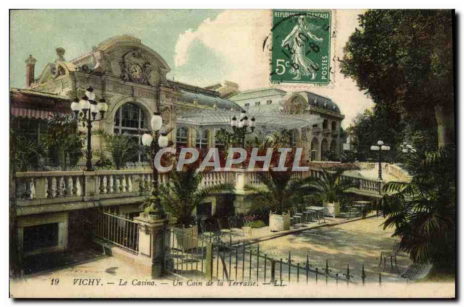 CPA Vichy Le Casino Un Coin de la Terrasse